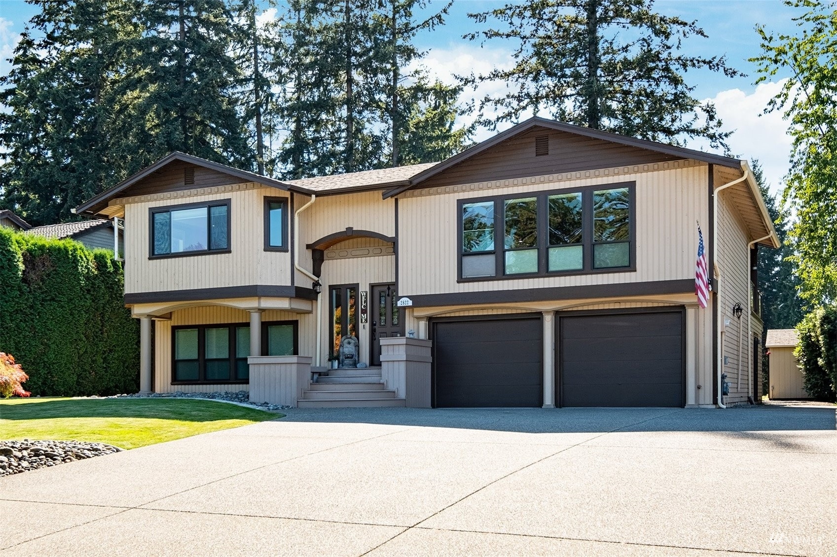 Immaculate & Updated Lake Tapps Home on the Golf Course on Tapps Island